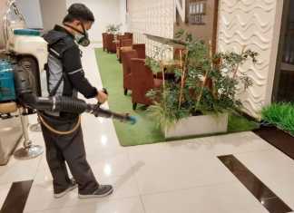 Penyemprotan disinfektan pada mall
