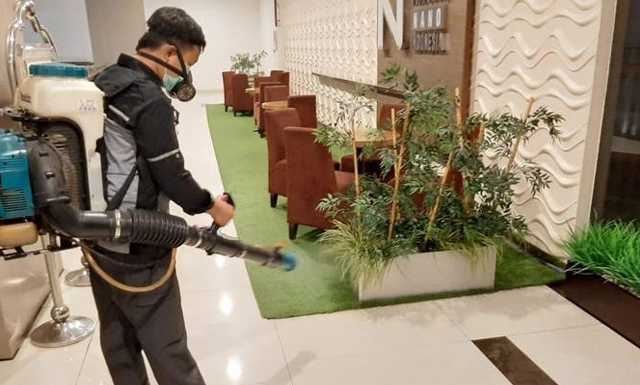 Penyemprotan disinfektan pada mall
