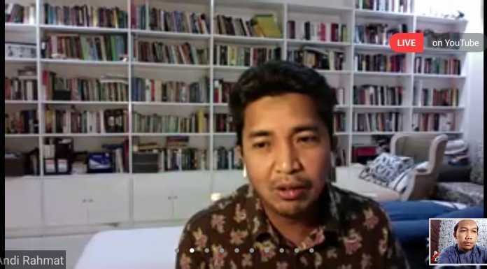 Gelora Tangsel Gelar Diskusi Nasional Dampak Covid19 Via Zoom Bersama Inisiator Pansus Century Andi Rahmat saat menjadi nara sumber diskusi. (foto/JKW)