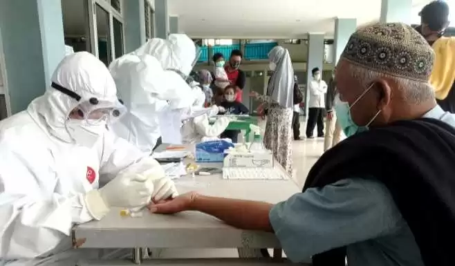 Laksanakan Salat Jumat di Tengah PSBB, Jamaah Masjid AlMujahidin Serpong Diproses Rapid Test