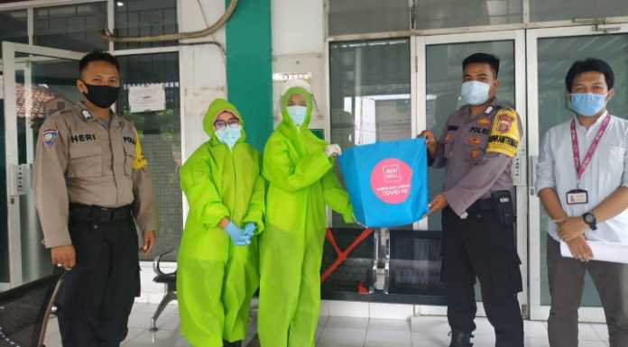 Penyerahan Bantuan APD ke Puskesmas Serpong 2. (foto/jkw)