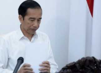 Presiden Jokowi menandatangani PP Tapera. PP itu akan memotong gaji PNS dan pekerja swasta, dan mandiri, untuk membayarkan iuran Tapera. (Foto/Kris-Biro Setpres).