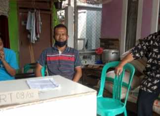 Ketua Rt.08 bersama Wakil Rt dan Tokoh Masyarakat Saat Pendistribusian Bantuan Presiden. (Foto/Jkw)