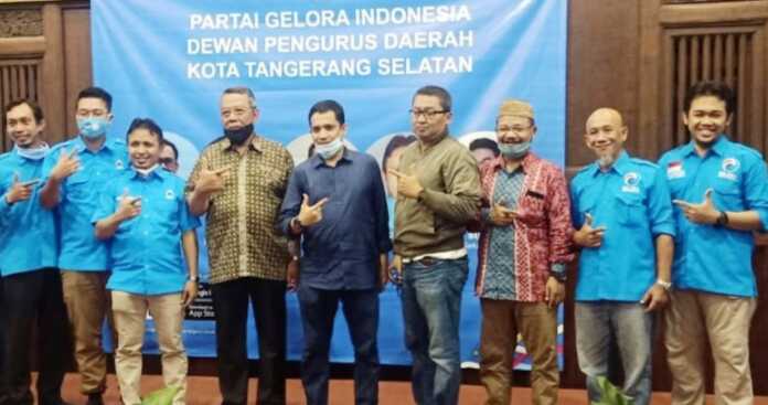 FLD Tangsel: Program Benyamin-Pilar Tepat Bagi Kebutuhan Masyarakat Tangsel, Rival Hanya Ikutan Saja Calon Walikota Tangsel DRS. H. Benyamin Davnie di Tengah Pengurus Partai Gelora Indonesia DPD Tangsel.(Foto/Jkw)