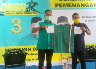 Adikara (Presiden REMUV) menyerahkan baju &#Array;COBBAR&#Array; kepada calon wakil walikota Pilar Saga Ichsan.(Foto/JKW)