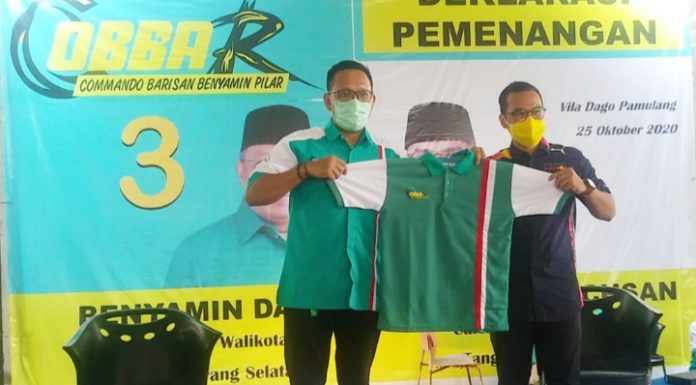 Adikara (Presiden REMUV) menyerahkan baju &#Array;COBBAR&#Array; kepada calon wakil walikota Pilar Saga Ichsan.(Foto/JKW)
