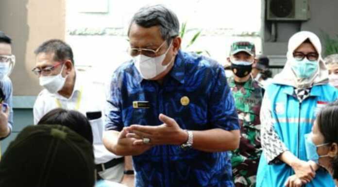 Benyamin Davnie saat meninjau vaksinasi.