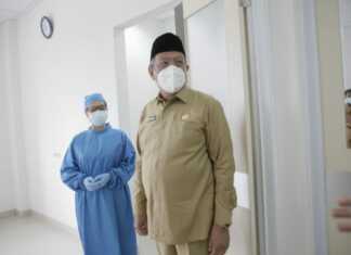 Wali Kota Tangsel Benyamin Davnie saat meninjau ruang isolasi