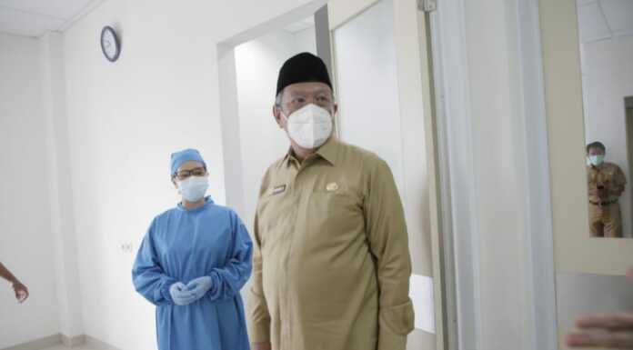 Ruang ICU di Tangsel Menipis, Begini Solusi Pemkot Wali Kota Tangsel Benyamin Davnie saat meninjau ruang isolasi