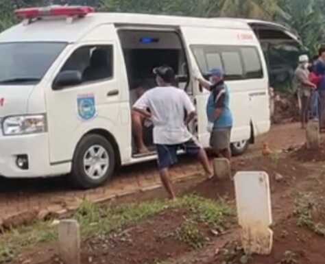 Jenazah Covid di Tangsel Dimakamkan Tanpa Peti TPU Jombang