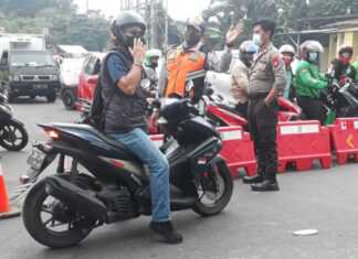 Suasana penyekatan PPKM Darurat di Sektor 3 Bintaro, Pondok Aren, Tangerang Selatan.