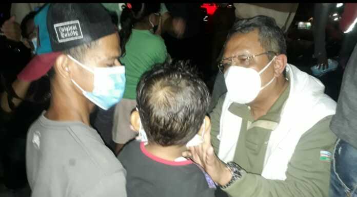 Wali Kota Tangerang Selatan, Benyamin Davnie (kanan), saat memberikan masker kepada warga yang terjaring razia di Bundaran Maruga, Ciputat. (Foto : Doni/Terkini.id).