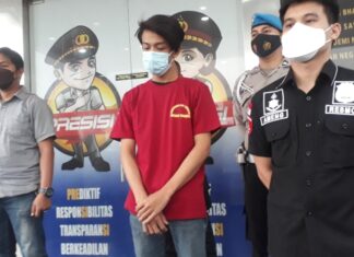 RMFB (21) terancam pidana 1 tahun (tengah). Foto : Doni/Terkini.id.