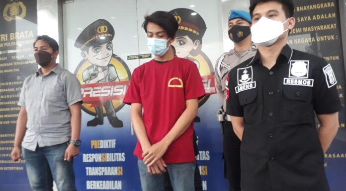 RMFB (21) terancam pidana 1 tahun (tengah). Foto : Doni/Terkini.id.