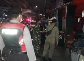 Petugas gabungan dari unsur TNI-Polri, Dishub dan Satpol PP Tangerang Selatan saat menutup paksa pedagang kaki lima di Pasar Ciputat.