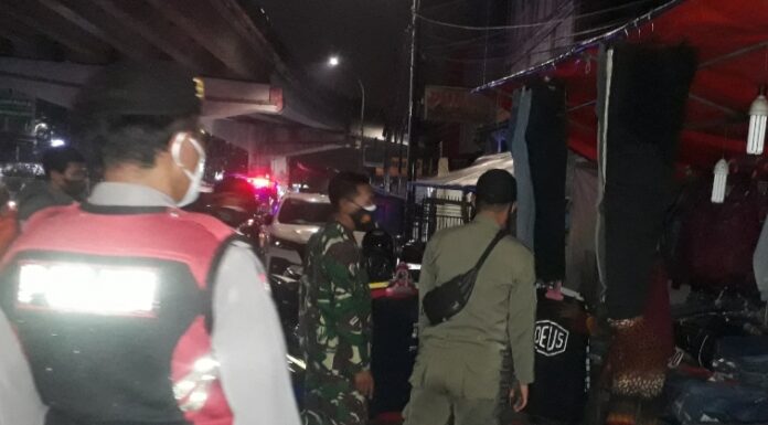 Petugas gabungan dari unsur TNI-Polri, Dishub dan Satpol PP Tangerang Selatan saat menutup paksa pedagang kaki lima di Pasar Ciputat.