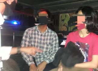 Petugas saat menggelandang dua pemuda penikmat pil koplo di Pasar Ciputat