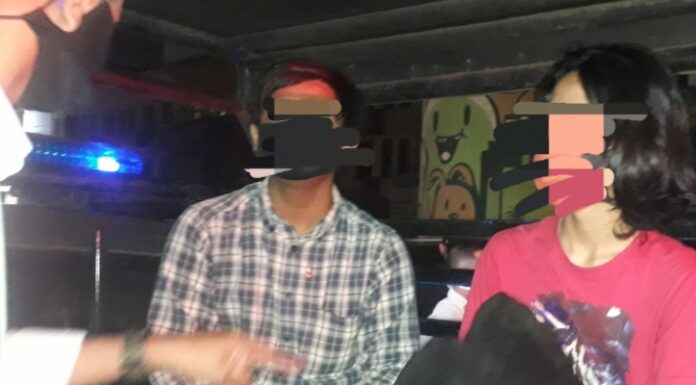 Petugas saat menggelandang dua pemuda penikmat pil koplo di Pasar Ciputat