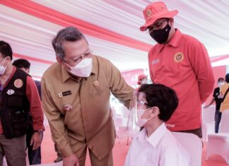 Wali Kota Tangerang Selatan, Benyamin Davnie saat meninjau vaksinasi di SD Al-Azhar, BSD, Tangsel. (Foto : Istimewa).