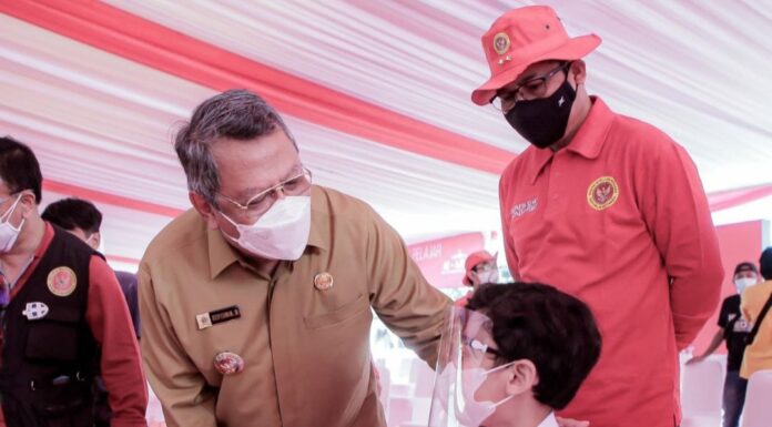 Pemkot Tangsel dan BIN Distribusikan Vaksin, Benyamin Davnie : 228 Ribu Warga Telah Terima Vaksin Wali Kota Tangerang Selatan, Benyamin Davnie saat meninjau vaksinasi di SD Al-Azhar, BSD, Tangsel. (Foto : Istimewa).