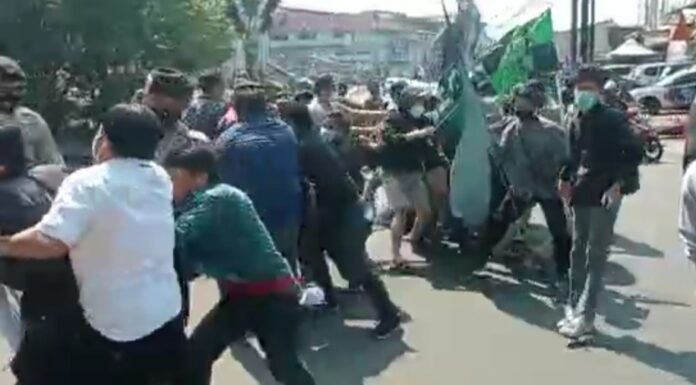 Massa aksi HMI Pamulang saat aksi dibubarkan polisi didepan Balaikota Tangerang Selatan.
