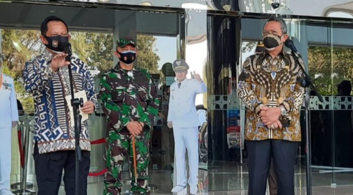 Mendagri Tito Karnavian bersama Wali Kota Tangerang Selatan Benyamin Davnie.