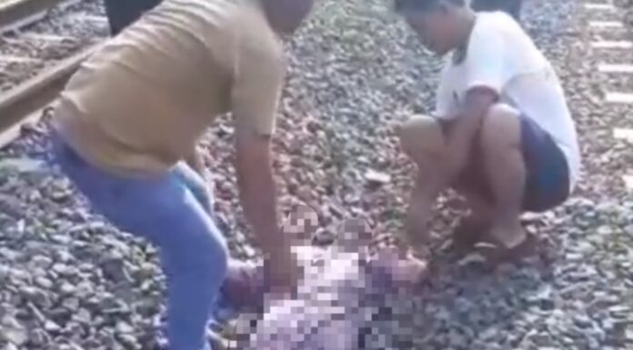 Sejumlah warga saat melakukan evakuasi tubuh korban kecelakaan tertabrak KRL di Pondok Ranji, Ciputat Timur, Tangerang Selatan.