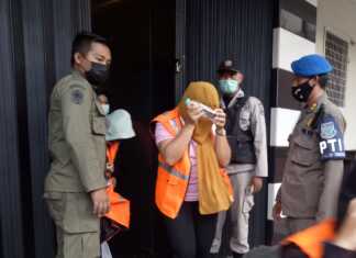 Satpol PP Kota Tangerang Selatan saat melakukan razia spa and massage