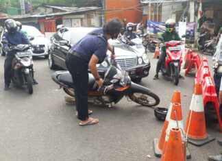 Warga banting motor saat emosi penyekatan PPKM Darurat di Bintaro, Tangerang Selatan.