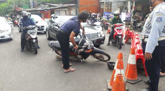 Warga banting motor saat emosi penyekatan PPKM Darurat di Bintaro, Tangerang Selatan.