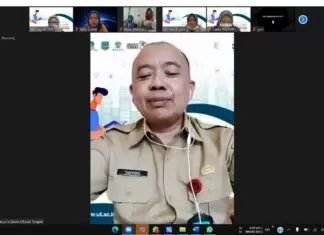 Kepala Dinas Pendidikan dan Kebudayaan Tangsel, Taryono saat melakulan zoom dalam kerjasama antara Pemkot Tangsel dan Universitas Terbuka.