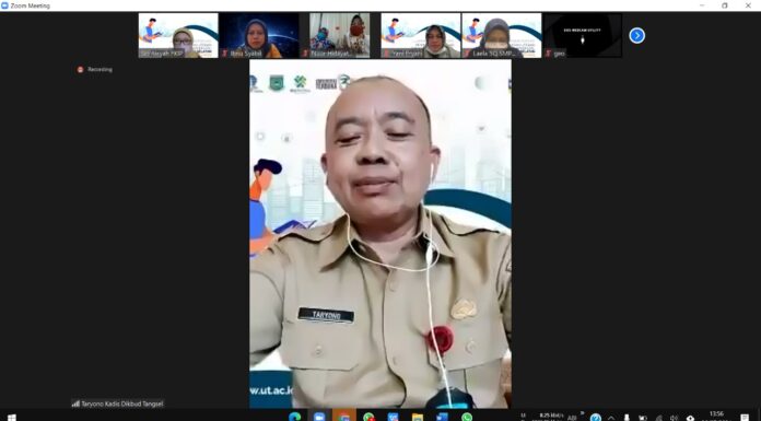 Kepala Dinas Pendidikan dan Kebudayaan Tangsel, Taryono saat melakulan zoom dalam kerjasama antara Pemkot Tangsel dan Universitas Terbuka.