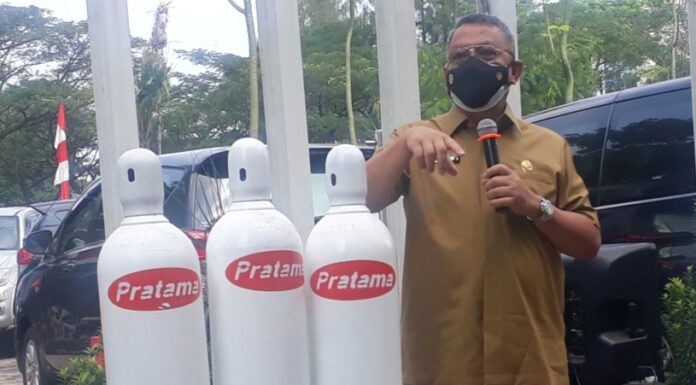 Wali Kota Tangerang Selatan, Benyamin Davnie saat terima bantuan 50 tabung oksigen di Dinkes Tangsel. (Foto : Doni/Terkini.id).