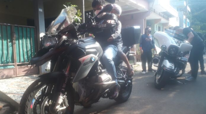Telusuri Tangsel, Komunitas Moge Beri Bantuan Warga Terdampak Pandemi Pendiri komunitas Moge Seneng Kenceng, Wahyu Kandaco saat mengajak Defki Kalisyam (5) berkeliling kampung. Foto : Doni/Terkini.id