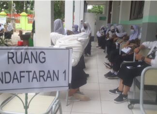 Pelajar SMAN 6 Tangerang Selatan melakukan vaksinasi 12 plus.